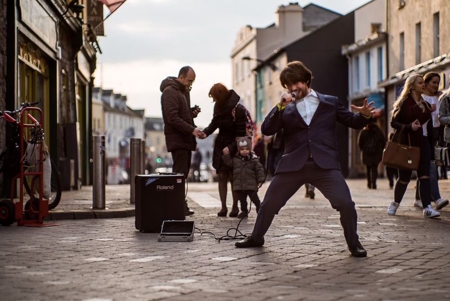 Listening to music in Galway is a good free thing to do in Ireland