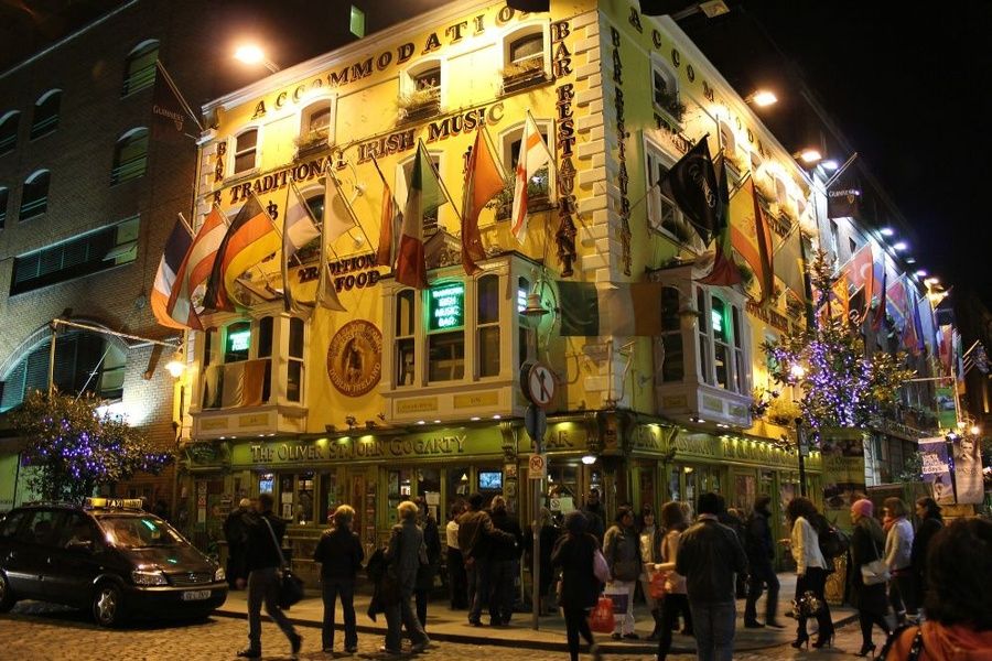 Exploring Temple Bar is one of the coolest things to do in Dublin Ireland