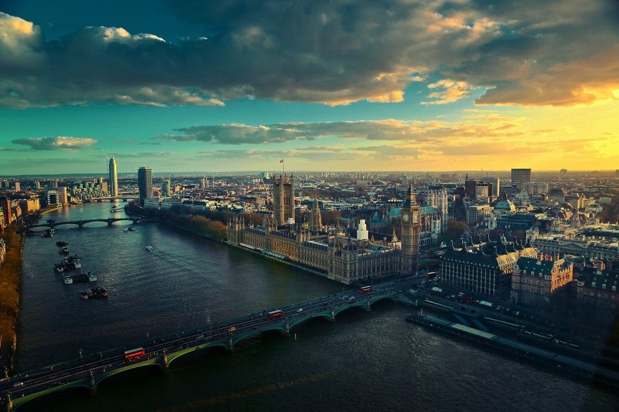 The winding Thames, cutting London in two, is an easy and cool place to visit in London