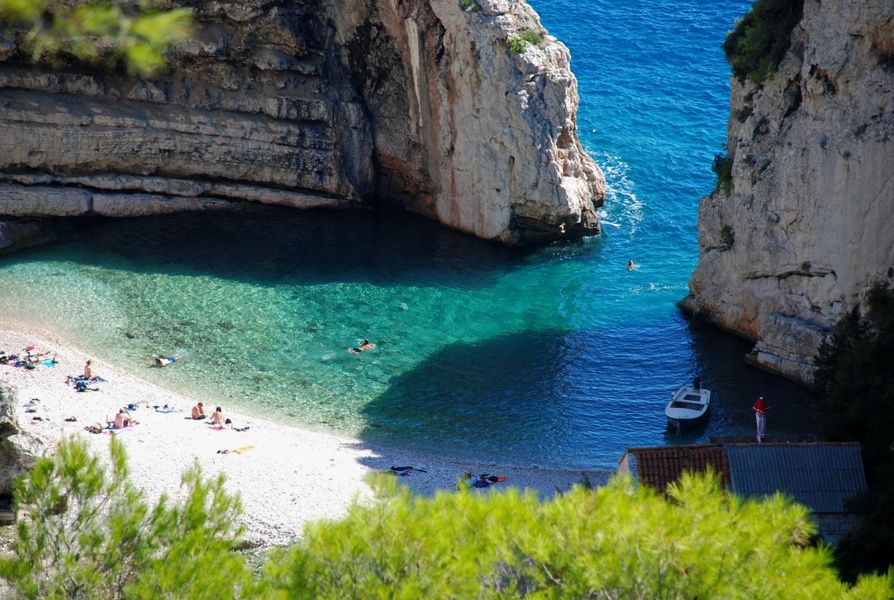 La playa de Stiniva es uno de los lugares más bonitos para visitar en Croacia