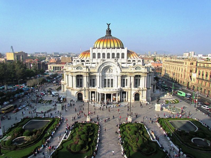 Cafe de la Gran Ciudad offers sweeping views of nearby Palacio de Bellas Artes