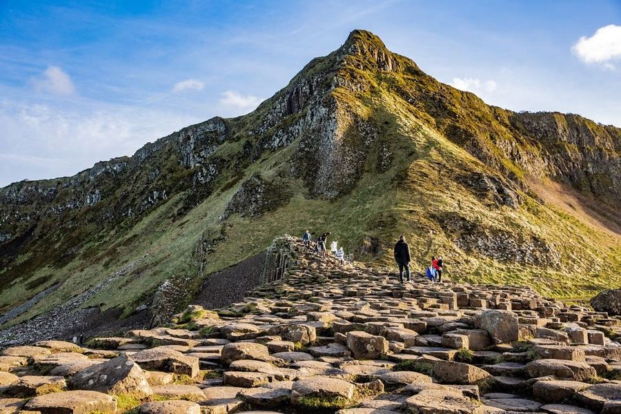 att utforska Giant' s Causeway är en bra sak att göra i Irland med barn