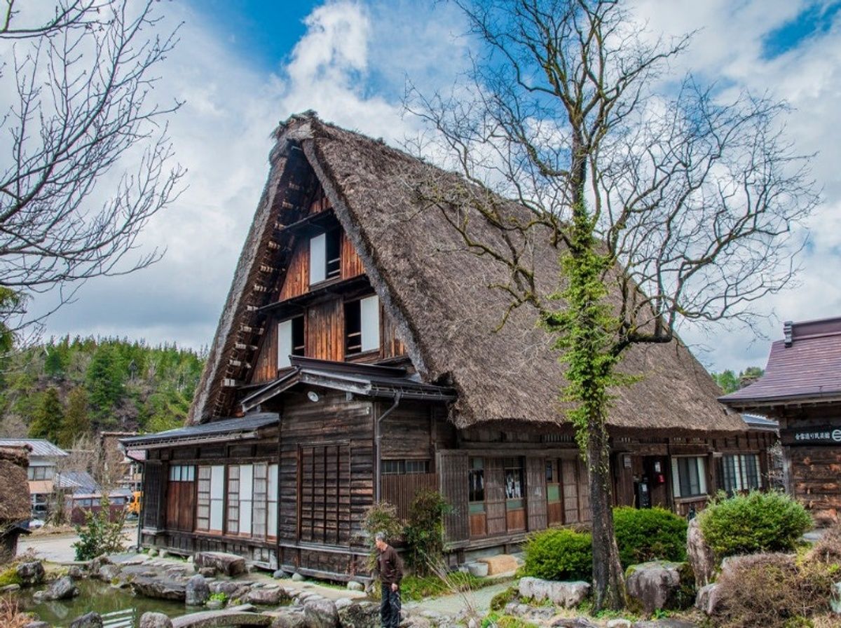 House is gone. Гассё-дзукури. Гассё-дзукури японский дом. Минка в стиле гассё-дзу. Токио район Сиракава.