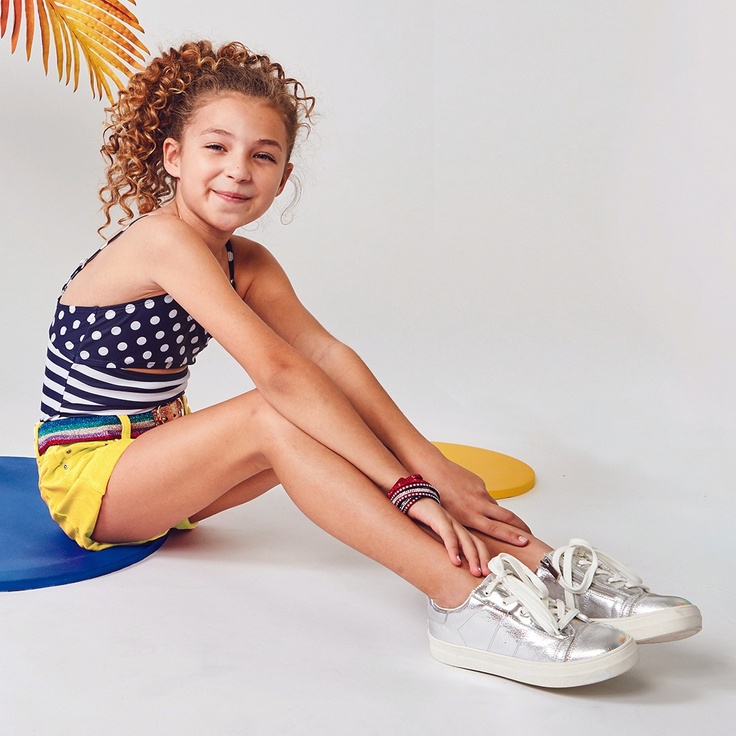 Girl in kidpik bathing suit