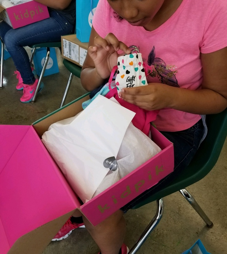 A girl in Puerto Rico opens her kidpik box