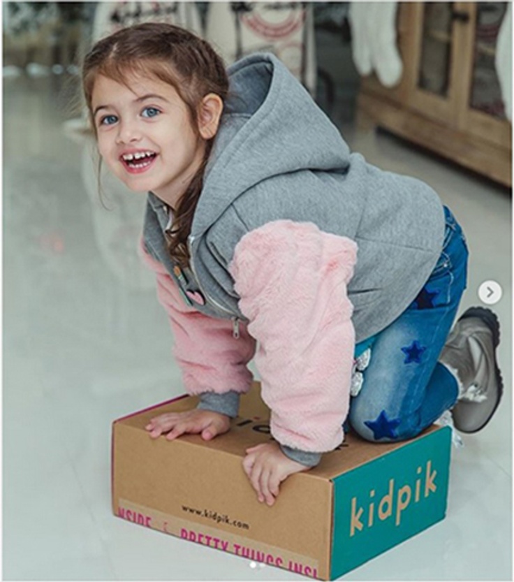 Girl on a kidpik clothing subscription box