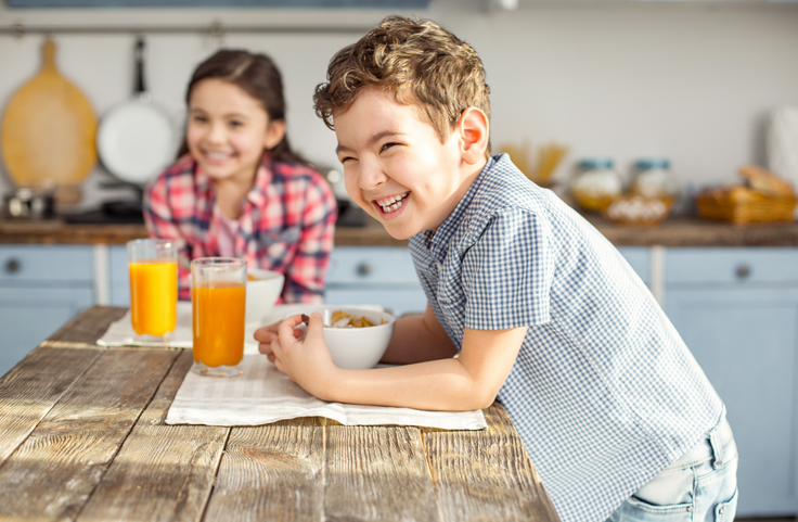 kids eating breakfast